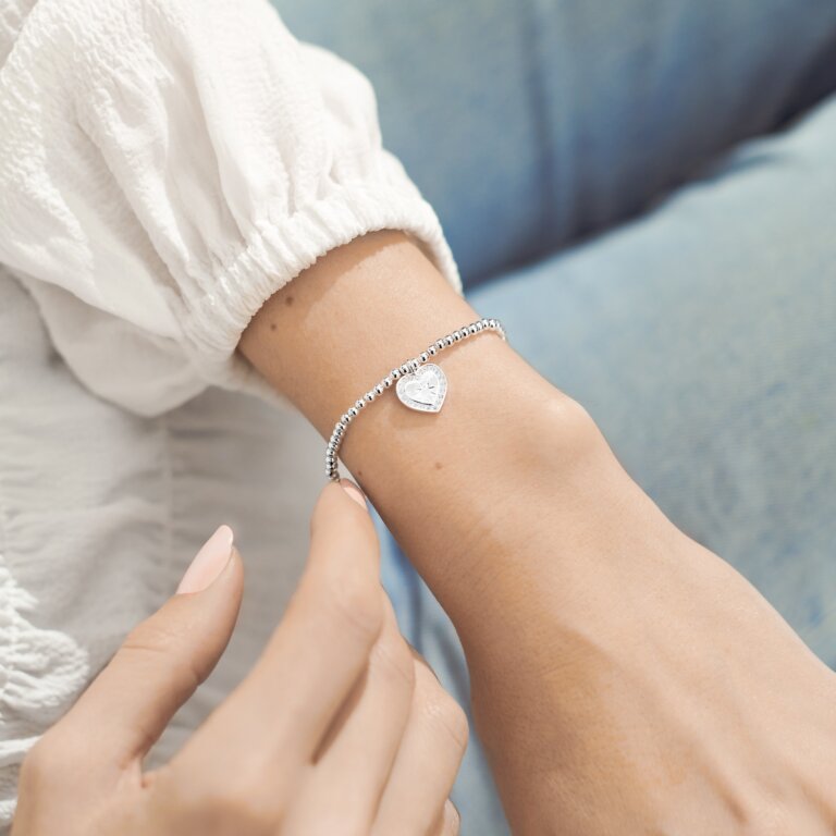 A Little ‘Friendship Knows No Distance’ Bracelet