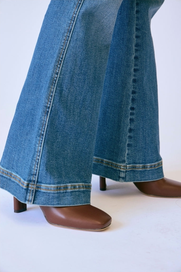 High Waist | Flare | Petite Tummy Control Jeans