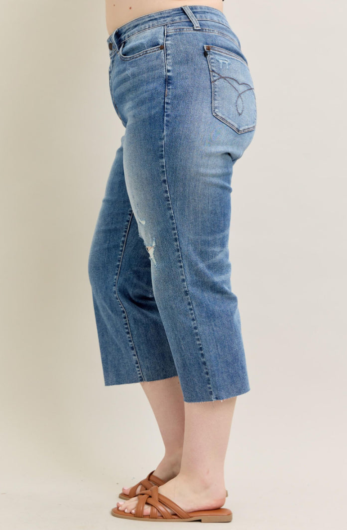 High Waist | Wide Crop | Back Pocket Embroidery Raw Hem